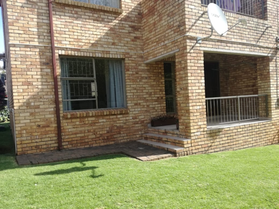 To Let 2 Bedroom Property for Rent in Roodekrans Gauteng