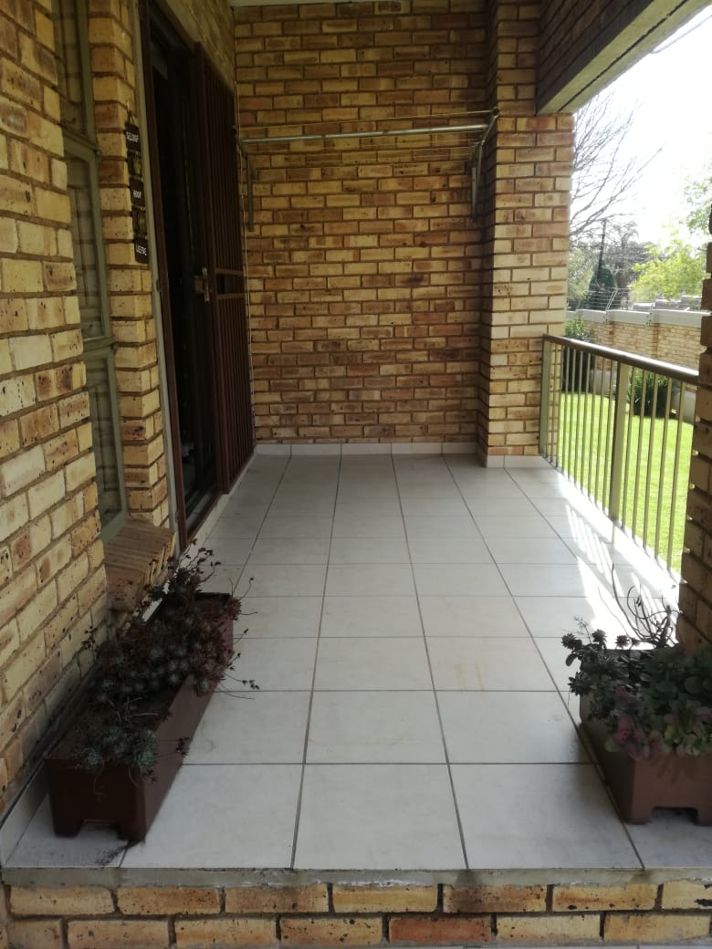 To Let 2 Bedroom Property for Rent in Roodekrans Gauteng