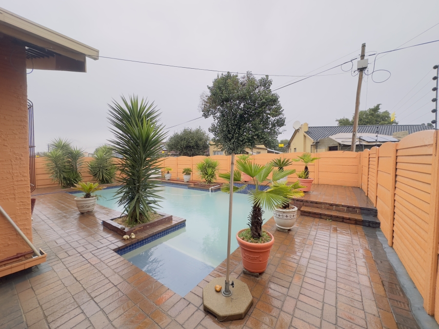 4 Bedroom Property for Sale in Verwoerdpark Gauteng