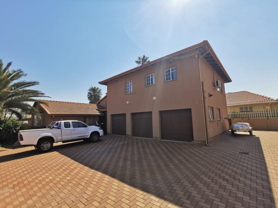 6 Bedroom Property for Sale in Brackendowns Gauteng