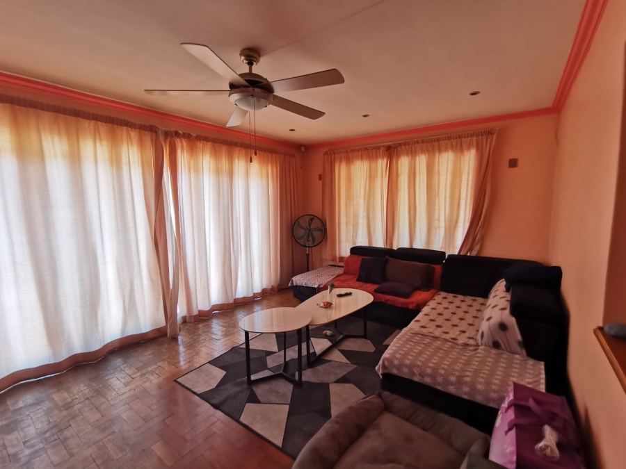 6 Bedroom Property for Sale in Brackendowns Gauteng