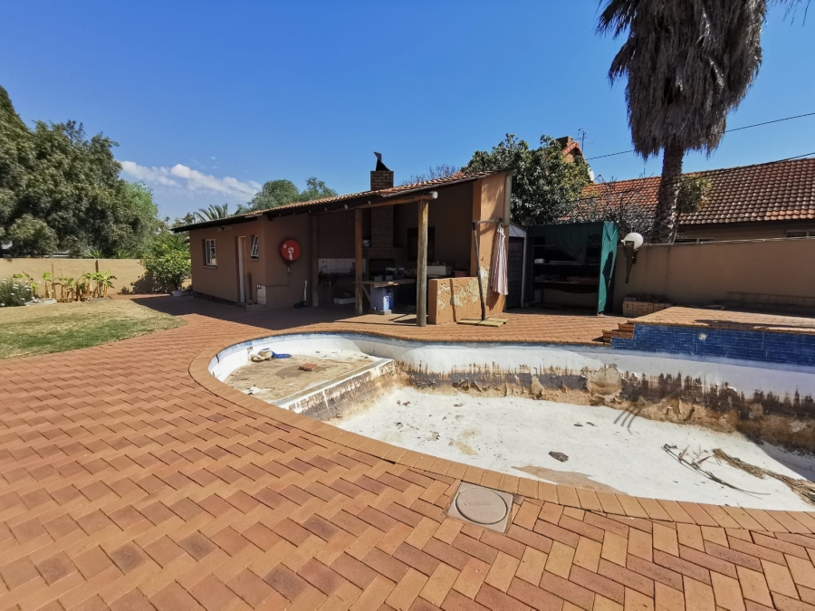 6 Bedroom Property for Sale in Brackendowns Gauteng