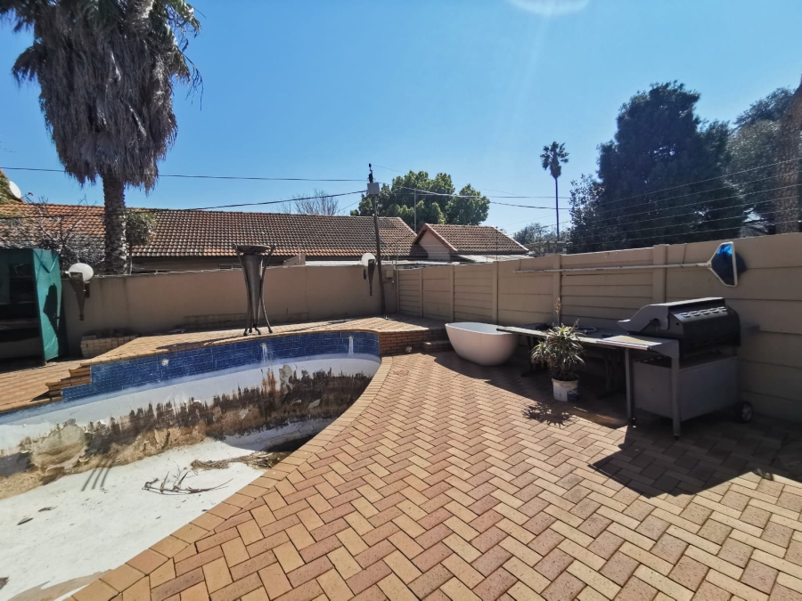 6 Bedroom Property for Sale in Brackendowns Gauteng
