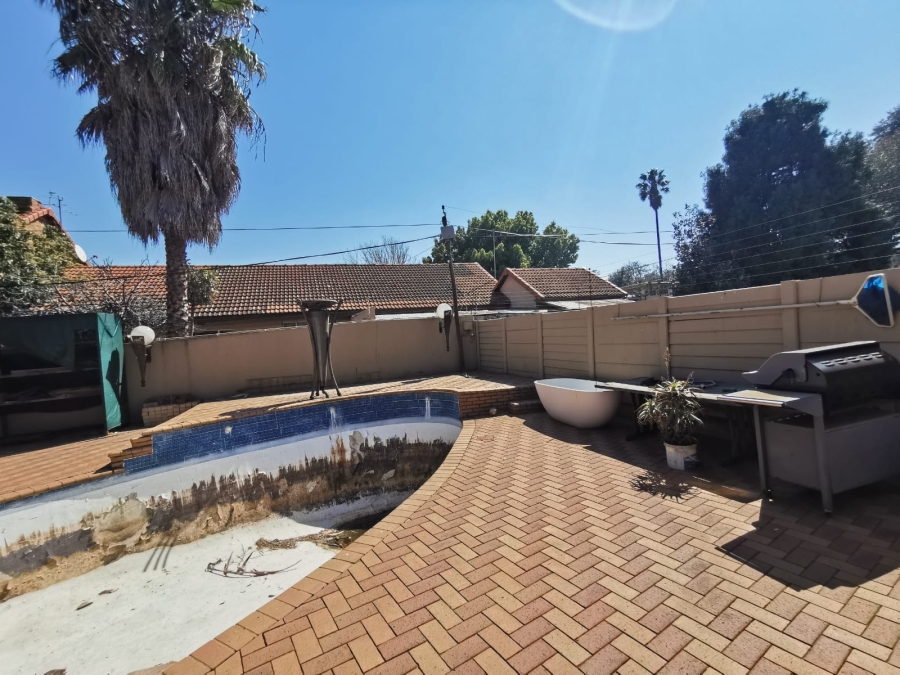 6 Bedroom Property for Sale in Brackendowns Gauteng