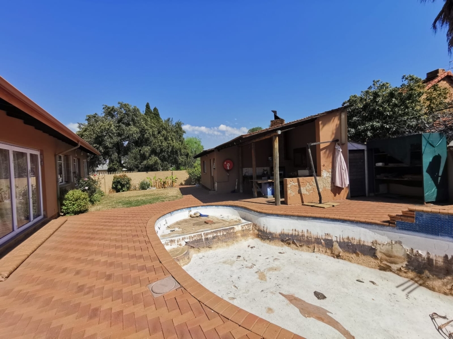6 Bedroom Property for Sale in Brackendowns Gauteng