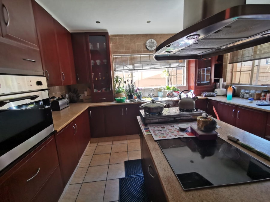 6 Bedroom Property for Sale in Brackendowns Gauteng