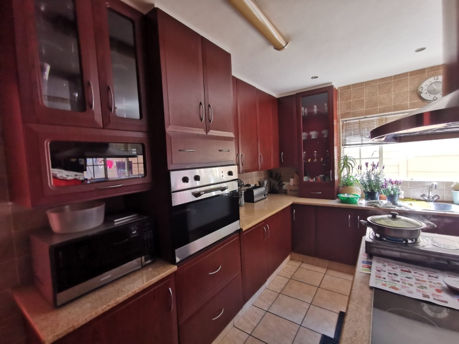 6 Bedroom Property for Sale in Brackendowns Gauteng