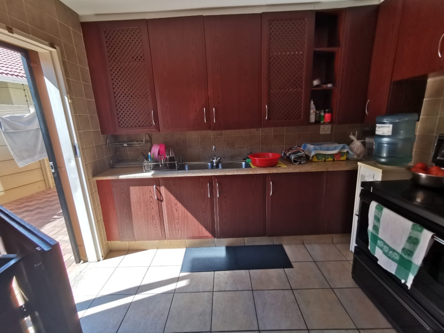 6 Bedroom Property for Sale in Brackendowns Gauteng