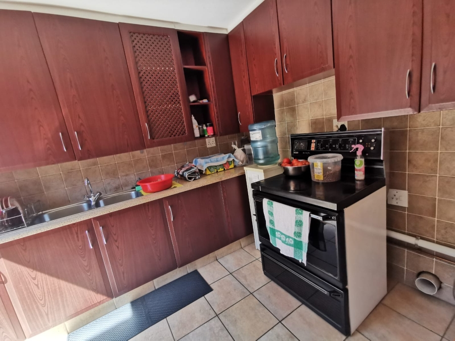 6 Bedroom Property for Sale in Brackendowns Gauteng