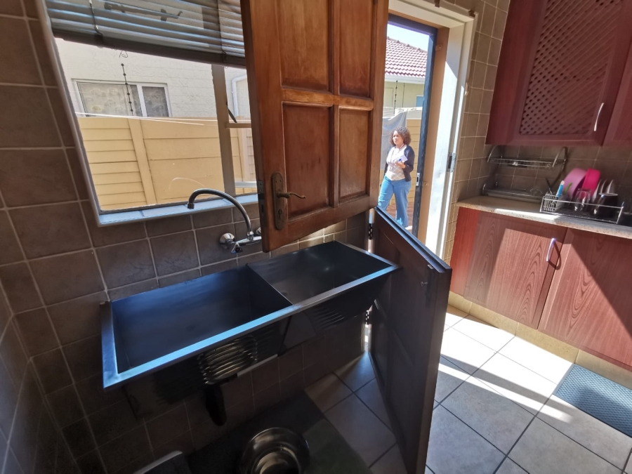 6 Bedroom Property for Sale in Brackendowns Gauteng