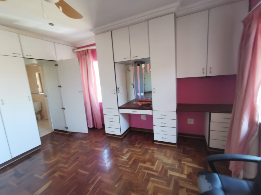 6 Bedroom Property for Sale in Brackendowns Gauteng