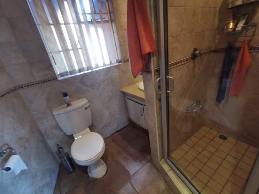 6 Bedroom Property for Sale in Brackendowns Gauteng