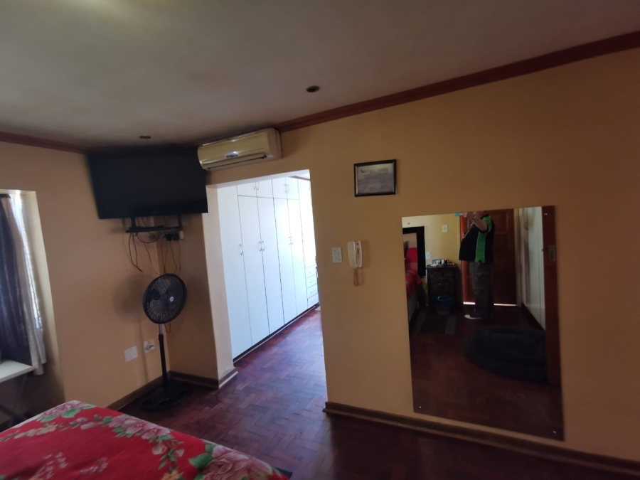 6 Bedroom Property for Sale in Brackendowns Gauteng