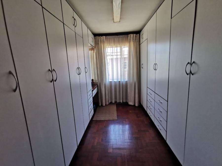 6 Bedroom Property for Sale in Brackendowns Gauteng