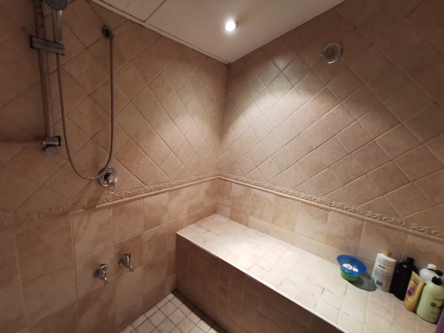 6 Bedroom Property for Sale in Brackendowns Gauteng