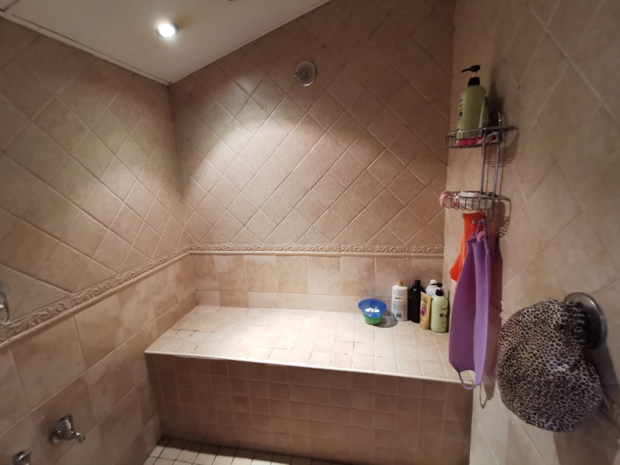 6 Bedroom Property for Sale in Brackendowns Gauteng