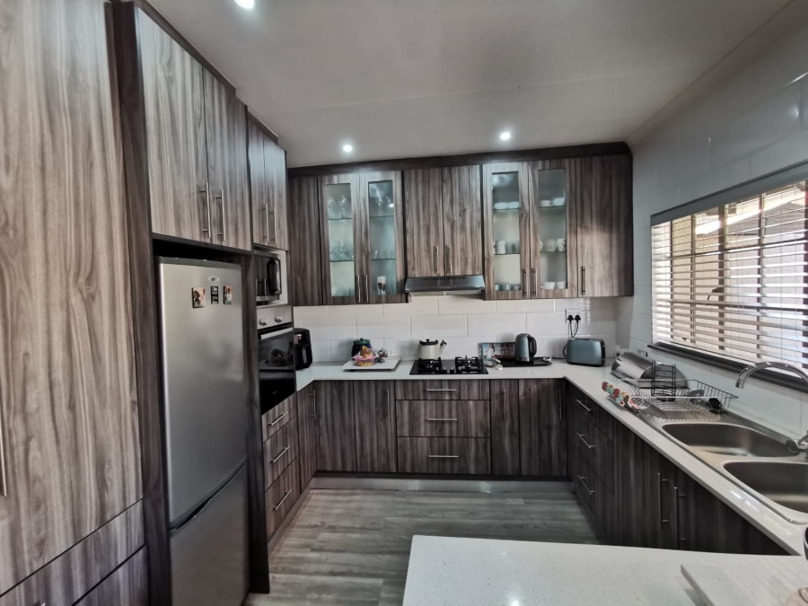 4 Bedroom Property for Sale in Brackendowns Gauteng