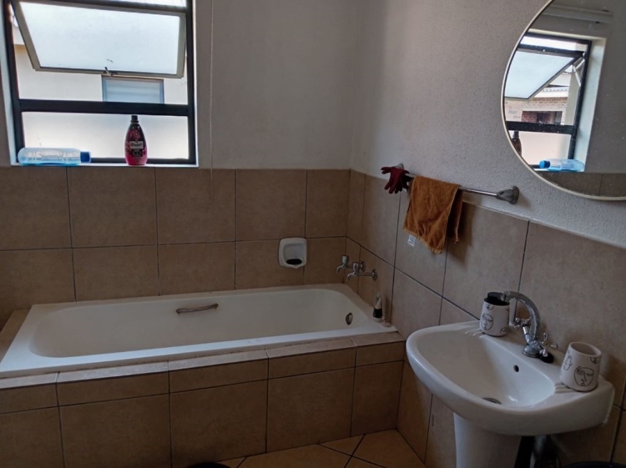 2 Bedroom Property for Sale in Albertsdal Gauteng