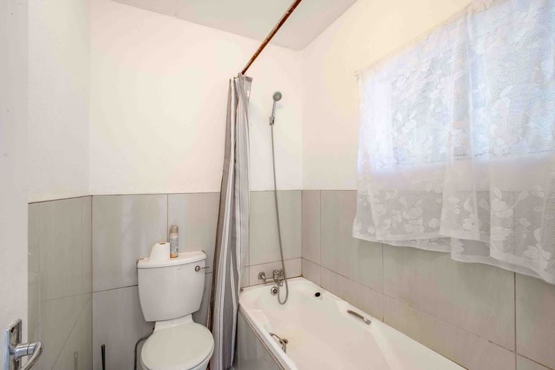 1 Bedroom Property for Sale in Bryanston Gauteng