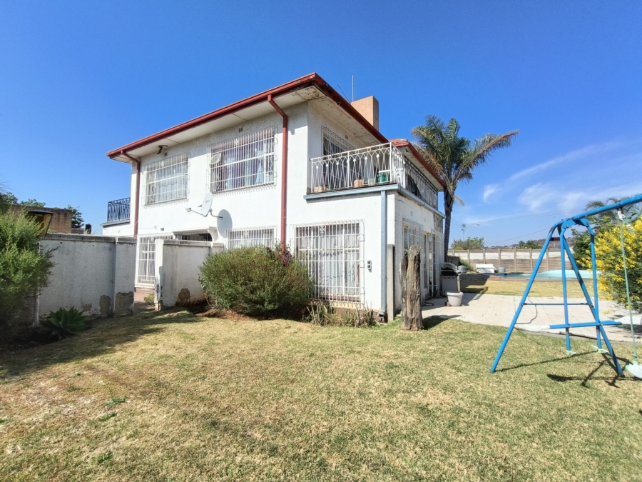 4 Bedroom Property for Sale in Glenanda Gauteng