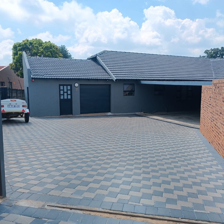 6 Bedroom Property for Sale in Discovery Gauteng