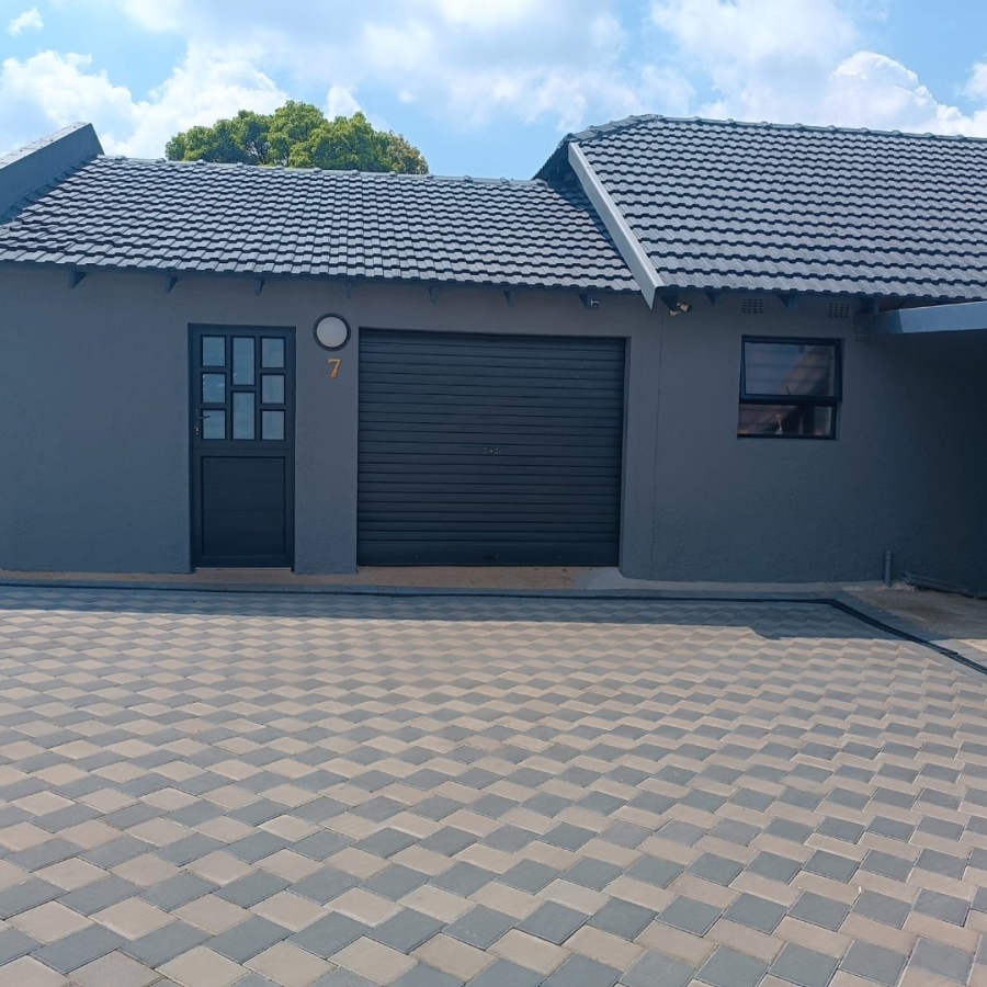 6 Bedroom Property for Sale in Discovery Gauteng