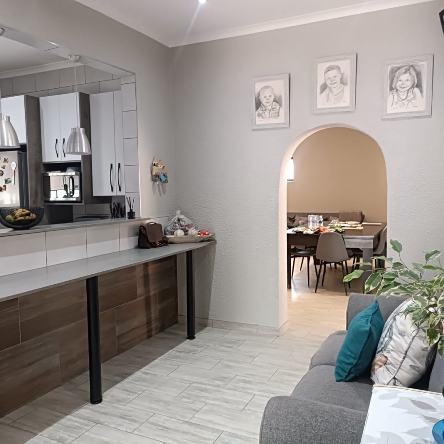 6 Bedroom Property for Sale in Discovery Gauteng