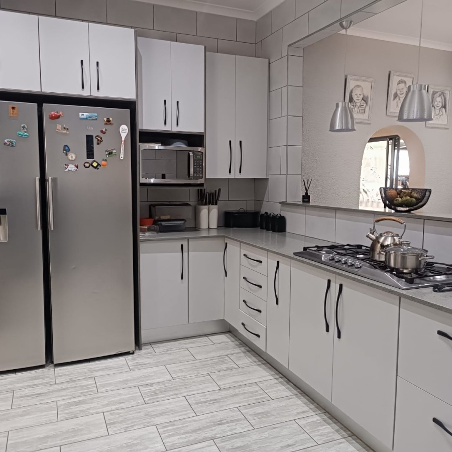 6 Bedroom Property for Sale in Discovery Gauteng