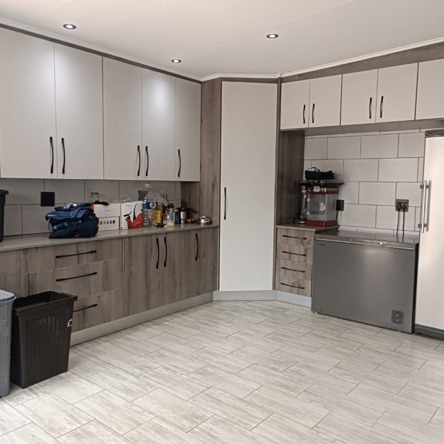 6 Bedroom Property for Sale in Discovery Gauteng