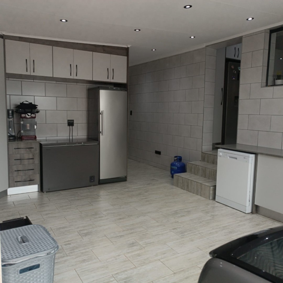 6 Bedroom Property for Sale in Discovery Gauteng