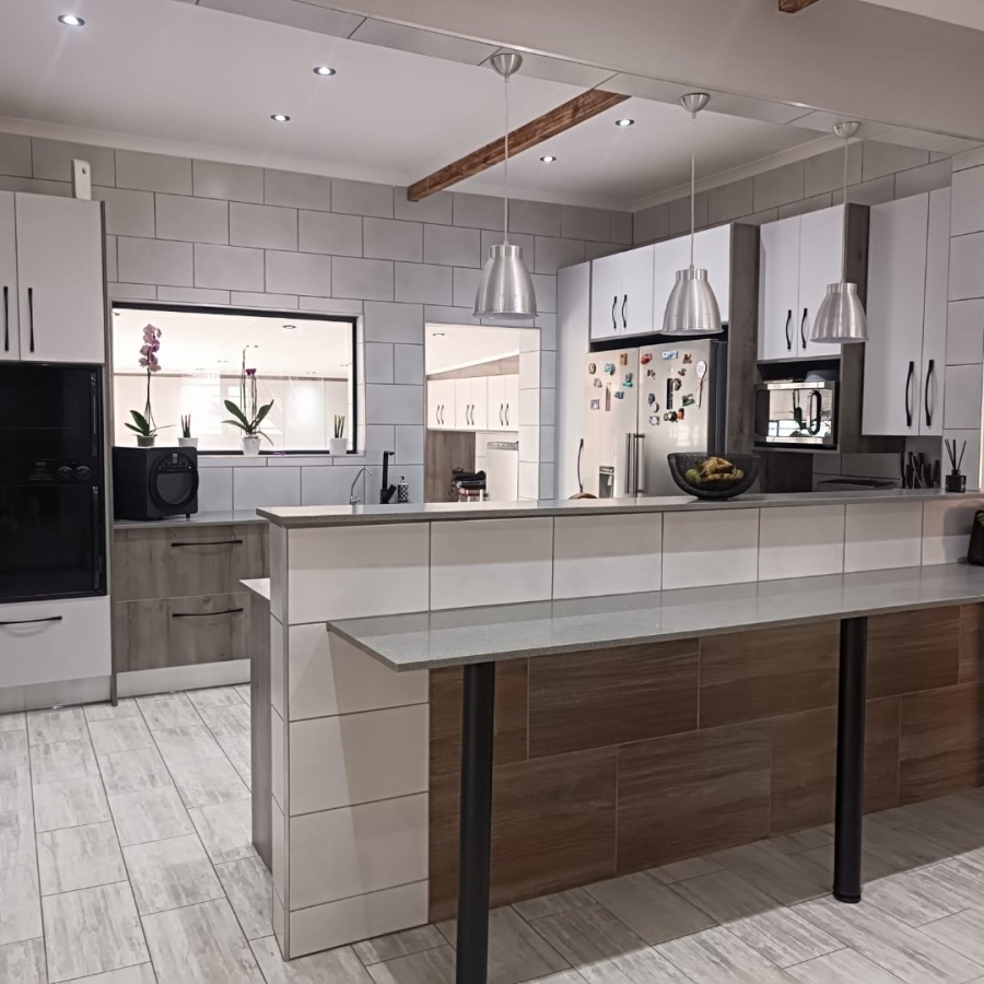 6 Bedroom Property for Sale in Discovery Gauteng