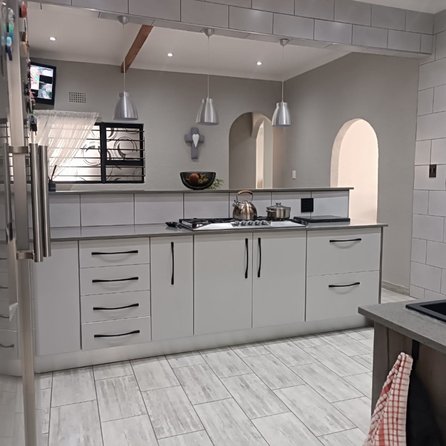 6 Bedroom Property for Sale in Discovery Gauteng