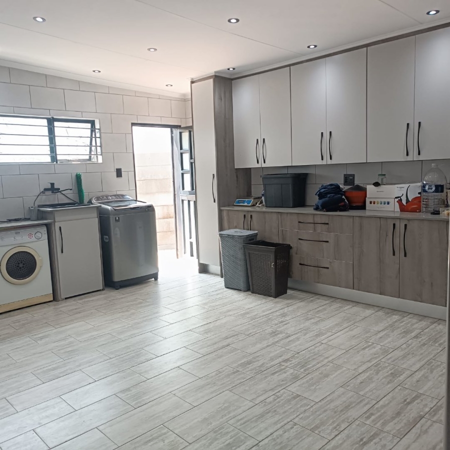 6 Bedroom Property for Sale in Discovery Gauteng