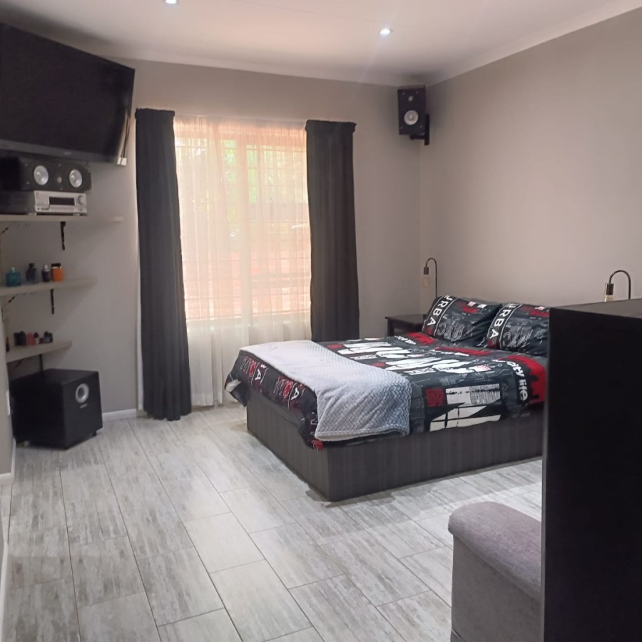 6 Bedroom Property for Sale in Discovery Gauteng