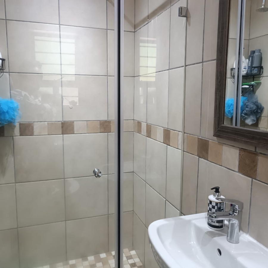 6 Bedroom Property for Sale in Discovery Gauteng