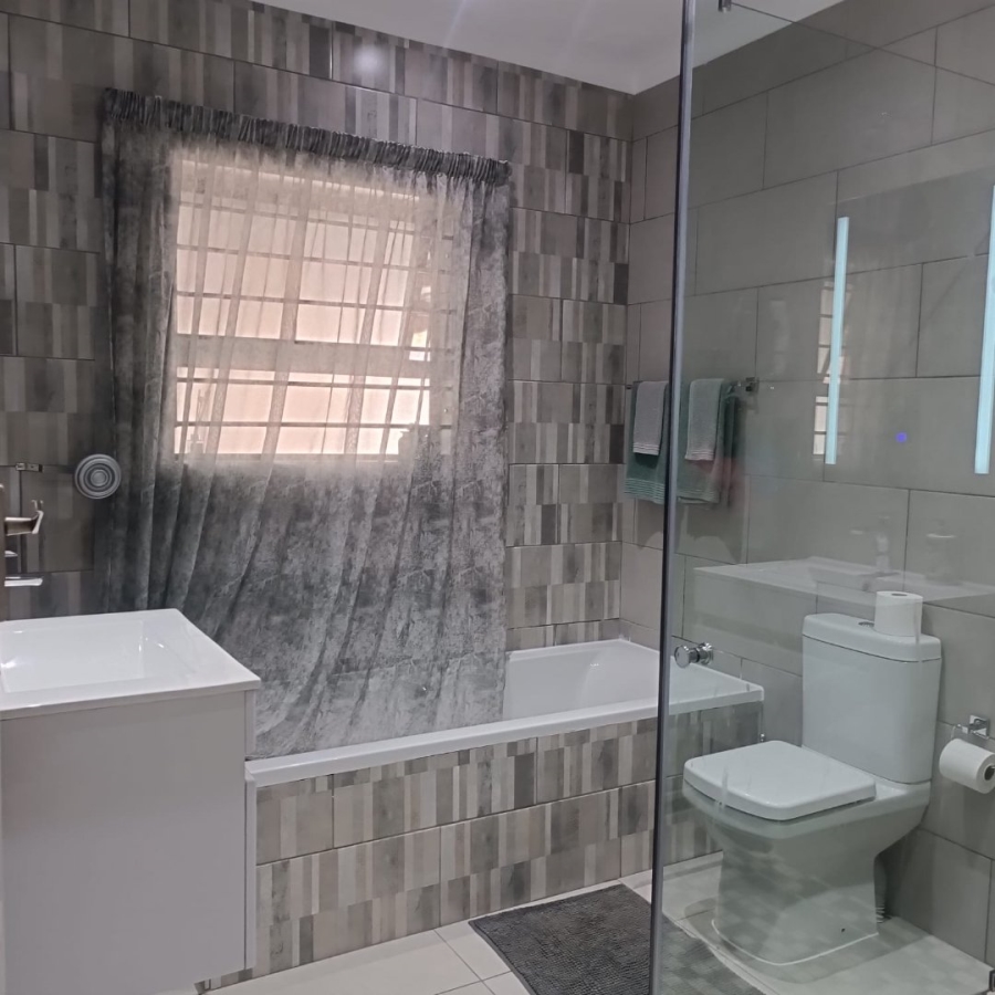 6 Bedroom Property for Sale in Discovery Gauteng