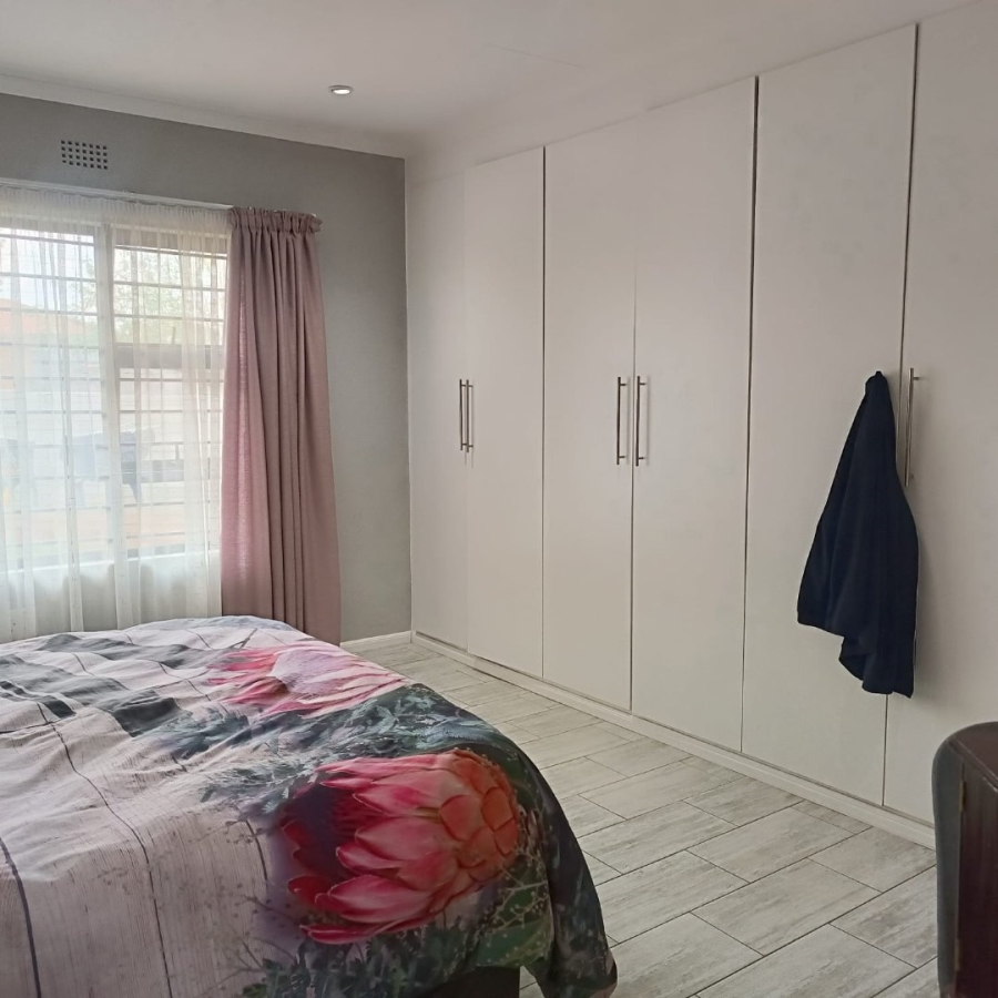 6 Bedroom Property for Sale in Discovery Gauteng