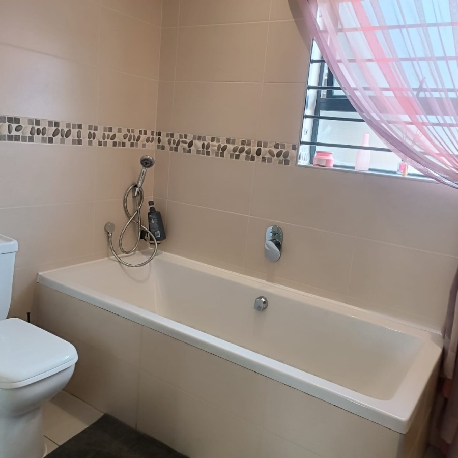 6 Bedroom Property for Sale in Discovery Gauteng