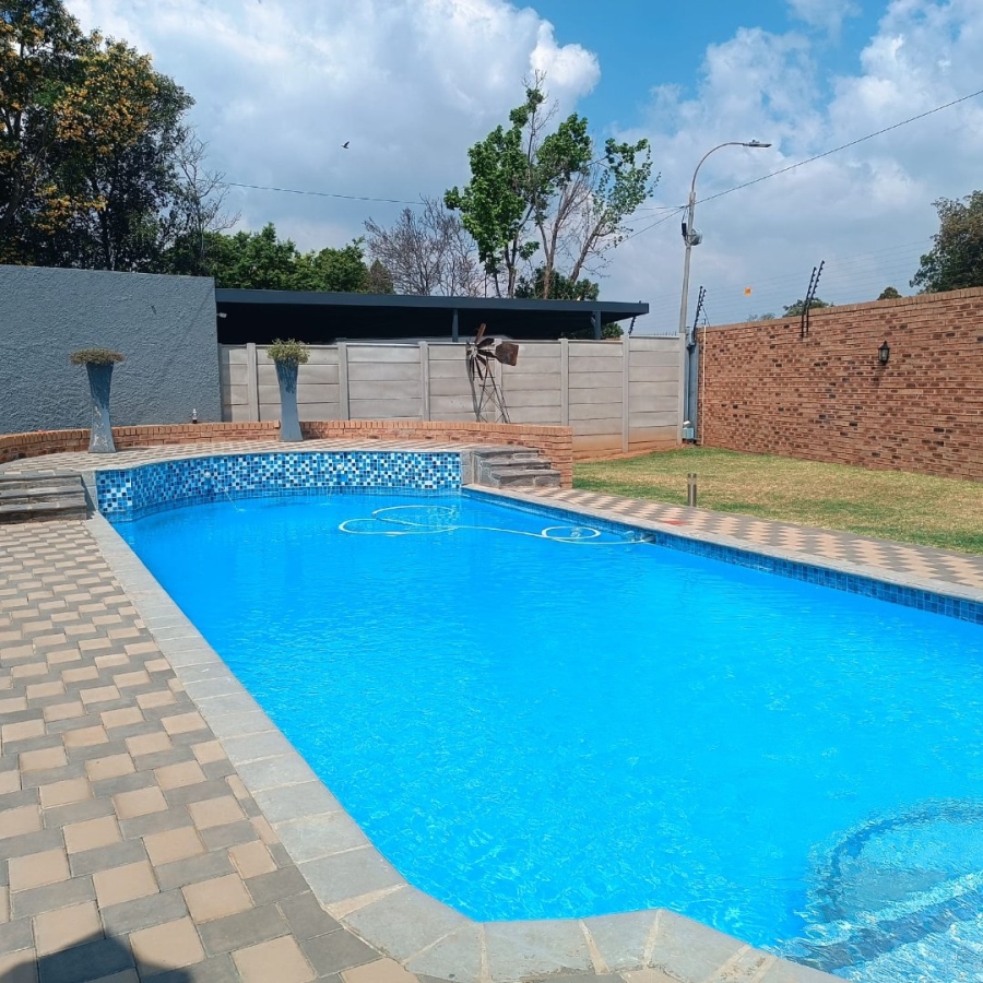 6 Bedroom Property for Sale in Discovery Gauteng