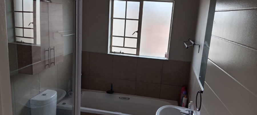 2 Bedroom Property for Sale in Monavoni Gauteng