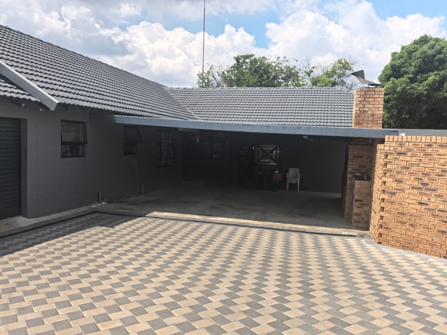 6 Bedroom Property for Sale in Discovery Gauteng