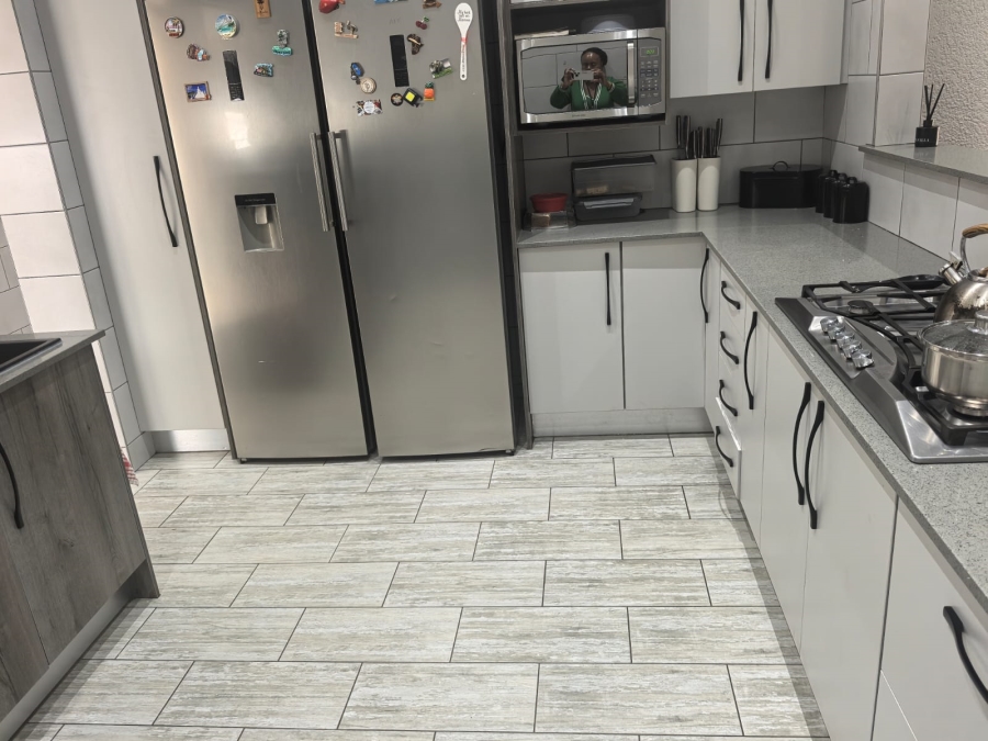 6 Bedroom Property for Sale in Discovery Gauteng