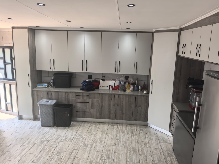 6 Bedroom Property for Sale in Discovery Gauteng