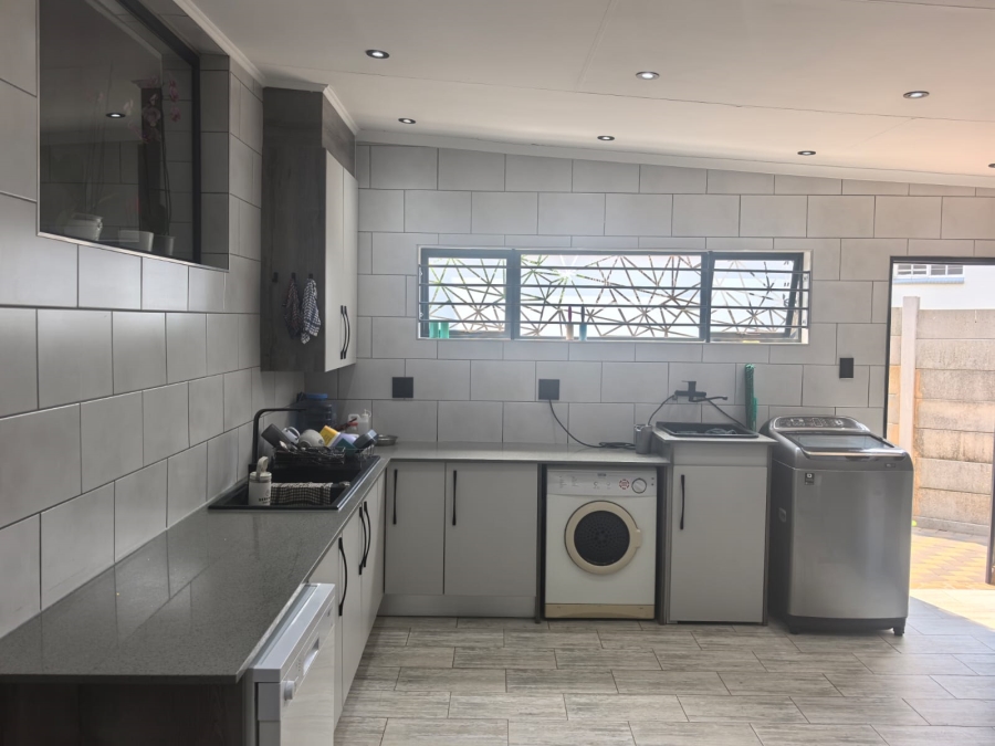 6 Bedroom Property for Sale in Discovery Gauteng