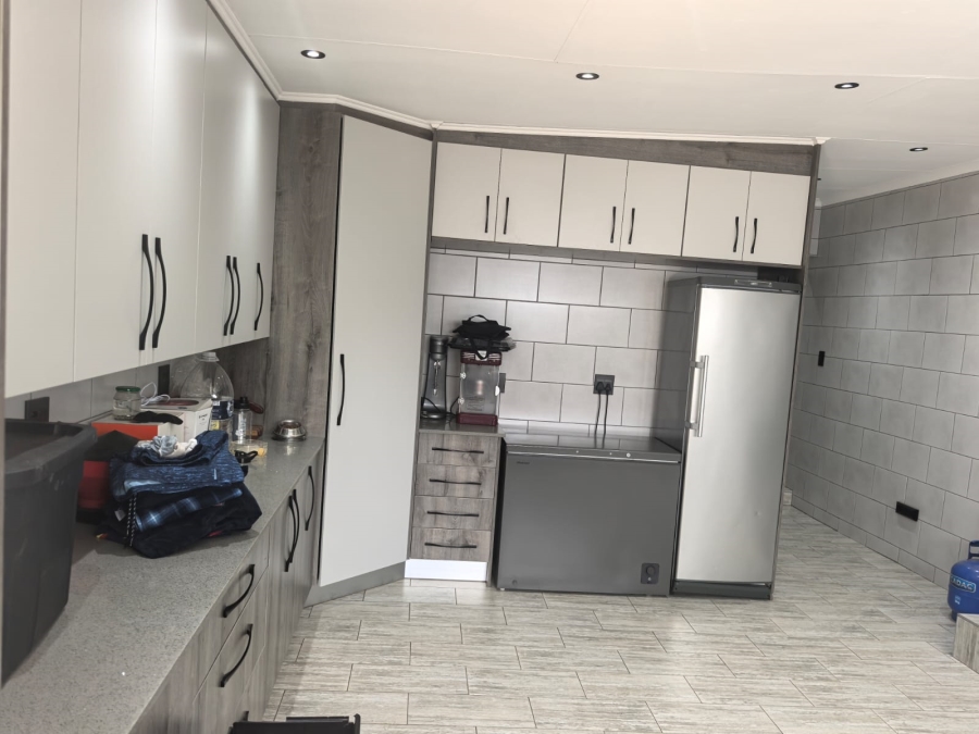 6 Bedroom Property for Sale in Discovery Gauteng