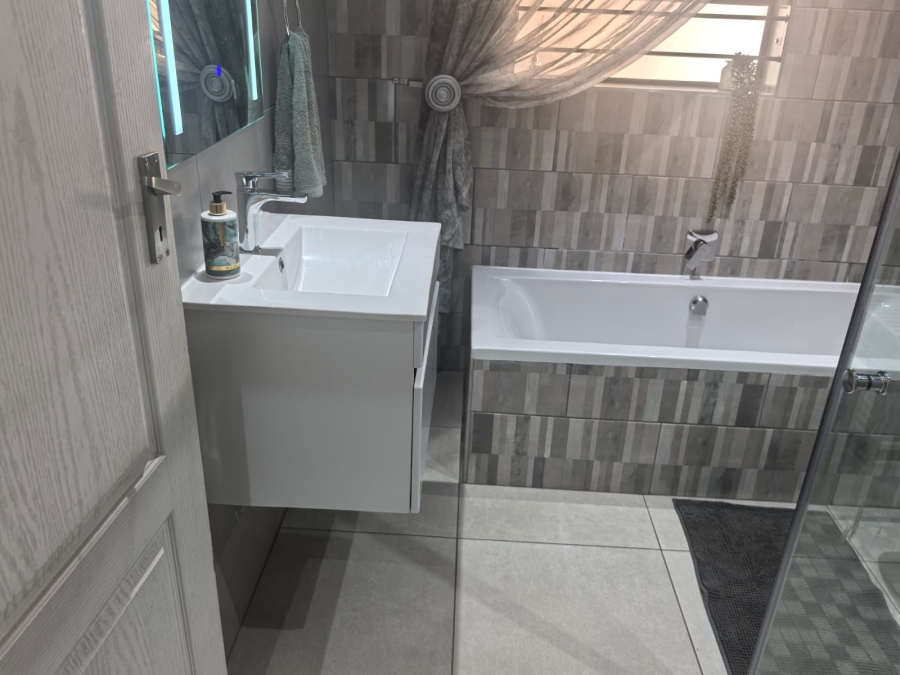 6 Bedroom Property for Sale in Discovery Gauteng