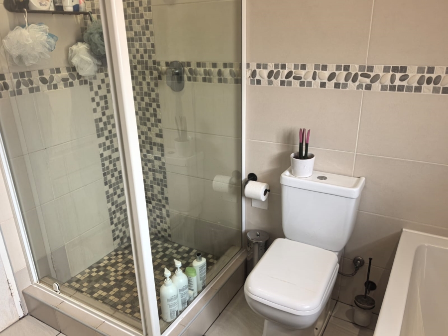 6 Bedroom Property for Sale in Discovery Gauteng