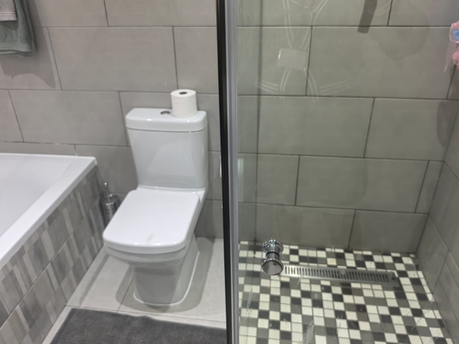 6 Bedroom Property for Sale in Discovery Gauteng