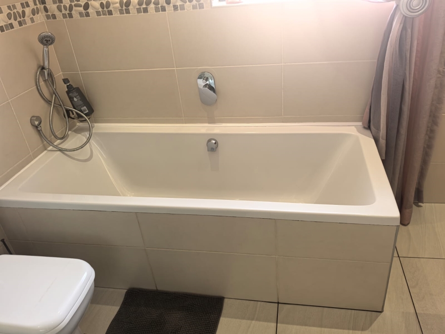 6 Bedroom Property for Sale in Discovery Gauteng