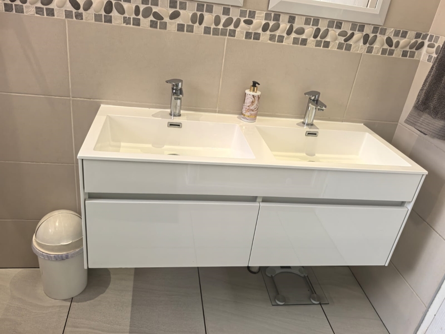 6 Bedroom Property for Sale in Discovery Gauteng